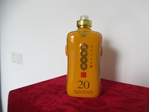 【酒瓶收藏】黄釉瓷临水玉泉一斤装酒瓶(完美品相缺盖)