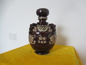 贵州茅台镇堆塑双龙戏珠图酱香收藏酒一斤装酒瓶（完美品相）