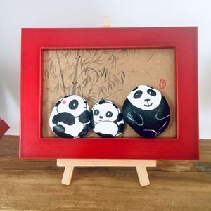 大熊猫石头画手工成品保护动物爱护地球环境保护生态文明