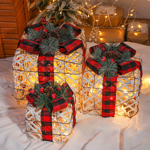 港恒圣诞大型场景布置橱窗摆件圣诞节礼物盒镂空带灯装饰盒三件套