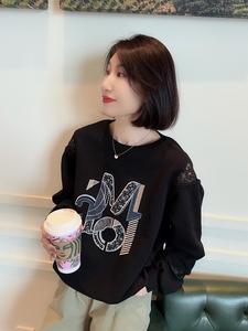 韩国女装代购春季甜美精致刺绣字母镂空蕾丝拼接黑色显瘦套头卫衣