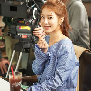 灿烂又孤独的神鬼怪刘仁娜sunny同款韩范v领条纹衬衫女长袖