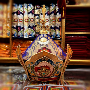 750人付款淘宝喇嘛帽子藏传鸡冠帽藏族和尚格鲁萨迦红色黄色僧帽袈裟