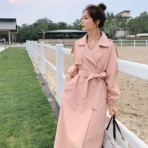 女粉色超长风衣