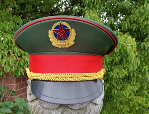 红色高帽子士兵图片