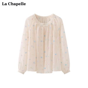 拉夏贝尔/La Chapelle杏色圆领蕾丝边珍珠扣立体花衬衫女温柔小衫