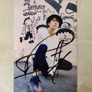 易烊千玺亲笔签名照写真定妆tfboys应援礼物包邮现货疯狂促销限量