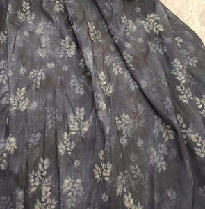 黑蓝灰底涤纶纤丝枫叶印花布料可做上衣裙子窗帘手感像棉布