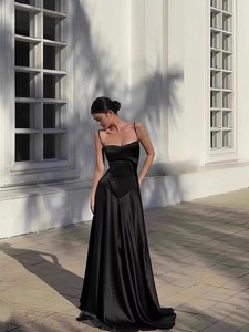 法式黑天鹅高级感法式气质收腰吊带长裙性感露背绑带礼服