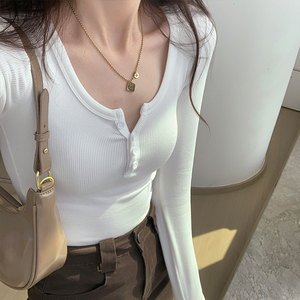 别致纽扣白色t恤女2023秋季新款韩版修身长袖打底衫短款低领上衣