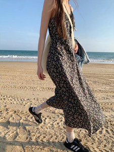 小碎花吊带连衣裙2024夏季新款韩版温柔风显瘦设计感长裙沙滩裙