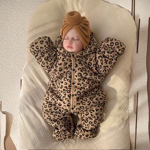 新生儿0一3月婴儿秋冬装棉服带帽连体衣6月男女宝宝外出爬服包脚