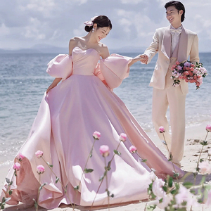 影楼主题服装情侣外景旅拍海边拍照粉色拖尾婚纱写真摄影缎面礼服