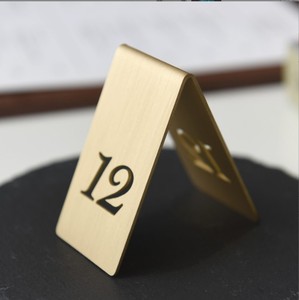 餐厅桌号牌立式数字镂空桌牌号饭店金属立牌座位牌铜三角