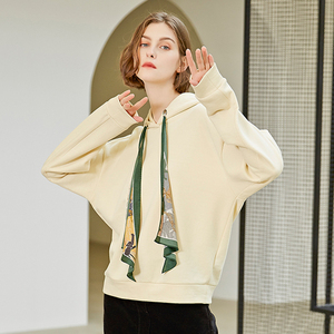 卫衣搭丝巾