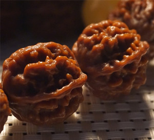 文玩核桃野生包浆挂磁龙脊背大金刚纹核桃串11个手持 手串