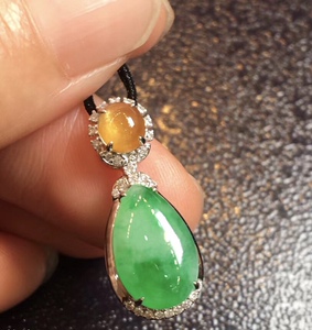 滴水玉吊坠翡翠