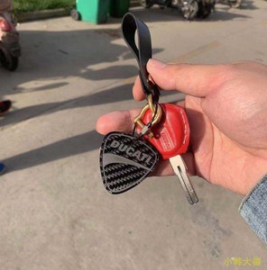 杜卡迪摩托车碳纤维定制钥匙扣个性新款精品情侣diy真皮钛合金
