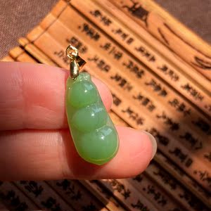 俄料碧玉和田玉粉青猫眼小豆子吊坠四季豆饱满圆润细腻 锁骨坠