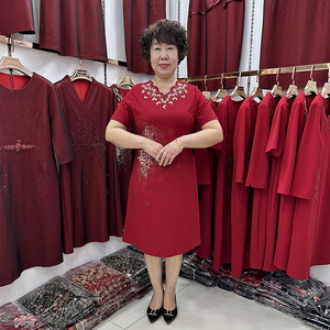 参加婚礼红色连衣裙2023夏天短袖喜婆婆礼服串珠小个子50岁母亲