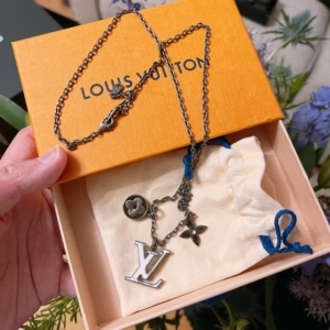 lv锁骨项链