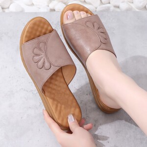 大坪山骆驼妈妈拖鞋女夏季外穿时尚平底一字拖中老年防滑凉拖鞋中