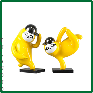 现代创意黄色可爱街舞抽象功夫熊猫雕塑摆件样板间客厅卡通装饰品