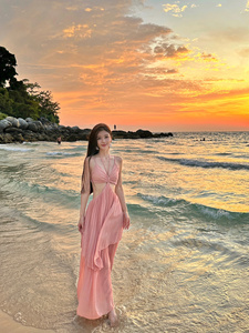 海南三亚海边度假沙滩裙云南旅游拍照超仙法式露背挂脖吊带连衣裙