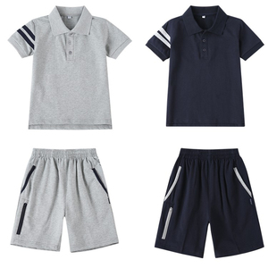 灰色校服小学生