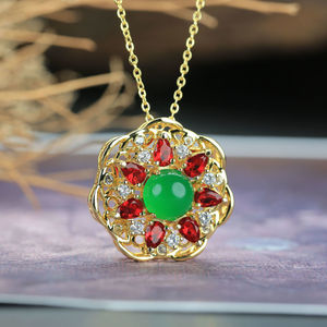 周大福焕美阳绿翡翠红宝石项链18k镶嵌金镶玉红翡翠绿翡转运吊坠