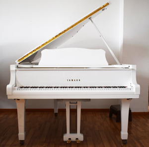雅马哈白色三角钢琴