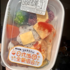 罗森便利店 日式饭团全餐组合 藜麦和五谷杂粮饭团搭配培根蛋饼