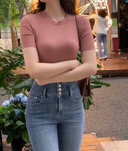 0087人付款淘宝章蜜糖 人手bi入 显胸大腰细温柔复古百搭纯色小圆领