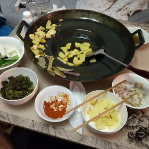 锅边洋芋的锅商用桌子贵州老式烙锅的锅炸土豆洋芋凹底生铁罗锅电