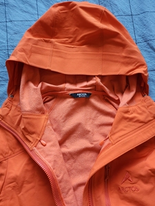 极星软壳衣橘黄色，内里薄绒，防风轻便保暖，面料柔软，轻微使用