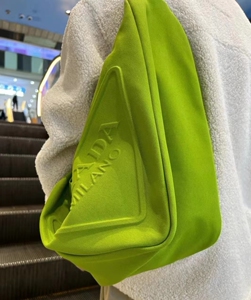 prada 22ss绿色三角帆布包 荧光绿饺子包 斜挎包 旅