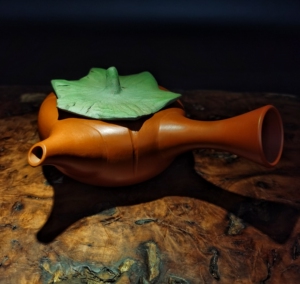 c225 常滑烧 井上素三 朱泥柿型侧把壶