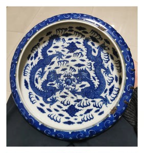 清乾隆青花云龙纹大笔洗清乾隆本朝笔洗,直径达25.6厘米,内