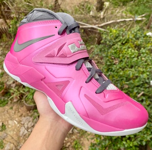 nike詹姆斯 士兵7乳腺粉43 耐克lbj实战篮球鞋