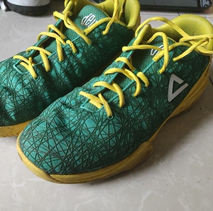 50码 匹克德拉一代篮球鞋 偏大一码左右 鞋底很耐磨 鞋面支