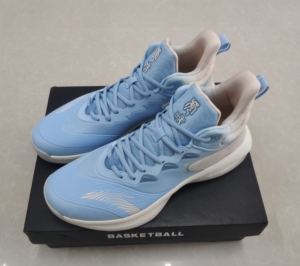 anta安踏虎啸中帮耐磨新款男子学生实战篮球鞋,光蓝色42码