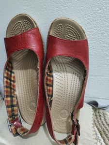 出Crocs正品红色坡跟凉鞋，很轻便，鞋底带按摩斑点，鞋面红