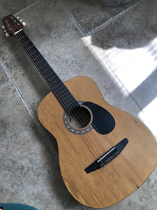 37寸吉他 ,带包,闲置多年,最上一品的支架部位有磨损,弦会