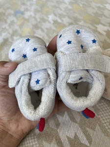 鞋子婴儿棉鞋，50元一双买的，18元两双，蓝色穿的多，咖色没