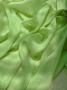 奶绿色若草色银丝皱雪纺布料，宽幅1.5米，一斤出5米左右，2