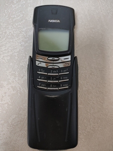 诺基亚手机8910,之前1万多买的,老古董了,滑道坏了,今天