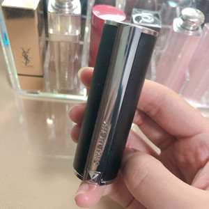 纪梵希小羊皮口红205朋友送的   同色系口红太多用不到