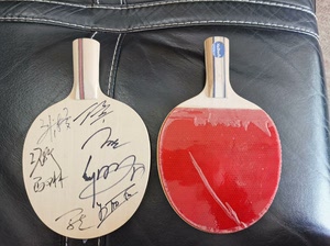 冠军签名乒乓球拍,全是知名世界冠军.刘国梁,刘诗雯,丁宁,马