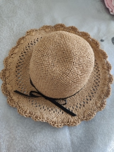 热风太阳帽草帽编织帽,在实体店买的,戴过一两次,便宜出不退换