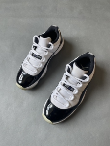 aj11康扣 42码原盒 漆皮闪亮 鞋底轻微氧化 穿着很少